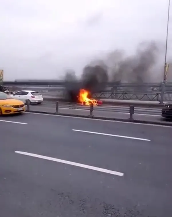 unkapani-koprusunde-dehset-anlari-15-metre-yolda-suruklenen-motosiklet-alev-alev-yandi-1645857874220.jpg Unkapanı Köprüsü'nde dehşet anları! 15 metre yolda sürüklenen motosiklet alev alev yandı-9