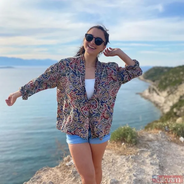 Yazıcı İle Mutlu Bir Birliktelik Sürdüren Şenay Forbes, Siyah Mayosu İle Verdiği Bir Pozu Instagram Sayfasında Takipçilerinin Beğenisine Sundu.