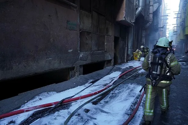 Son dakika: İstanbul Bayrampaşa'da sanayi sitesinde yangın-3