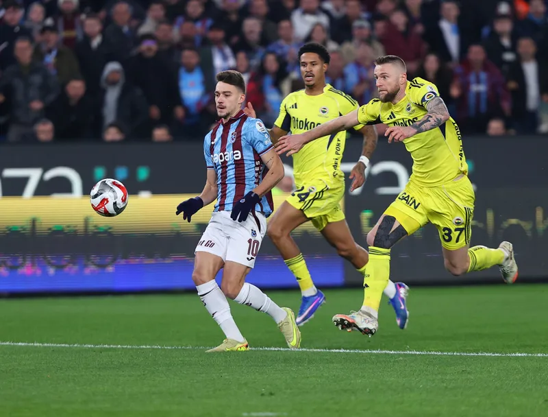 ernest-muci-fenerbahce-derbisinde-de-sahneye-cikti-1771092712042.jpg