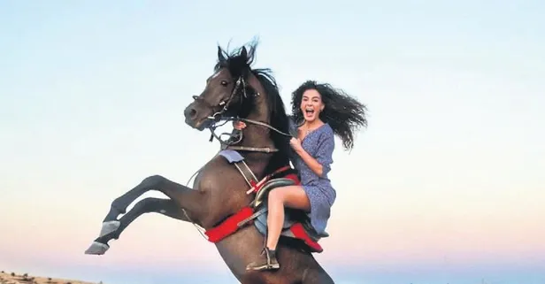 Hercai şaha kalktı! Ebru Şahin'den at üstünde poz...