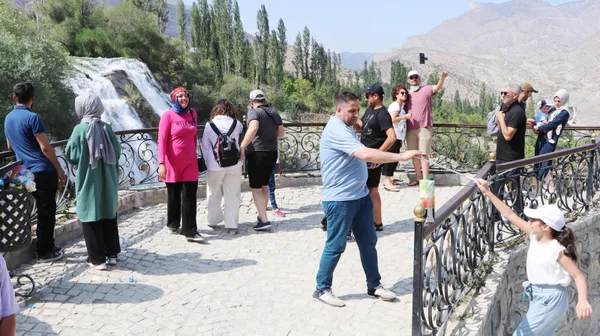 dunyanin-en-yuksek-ucuncu-selalesi-tortum-selalesi-kurban-bayraminda-doldu-tasti-1627024096606.jpg Dünyanın en yüksek üçüncü şelalesi Tortum Şelalesi Kurban Bayramı'nda doldu taştı-6