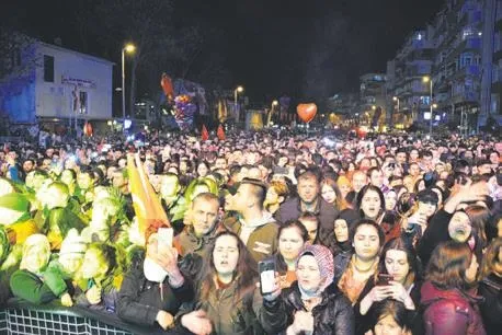 Demet Akalın ve Alişan, 6 yıl aradan sonra ilk kez aynı sahnede konser verdi-1