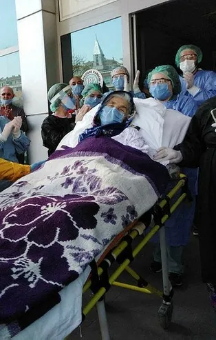 Koronavirüsü yenen 92 yaşındaki Bahriye Kaya alkışlarla taburcu oldu