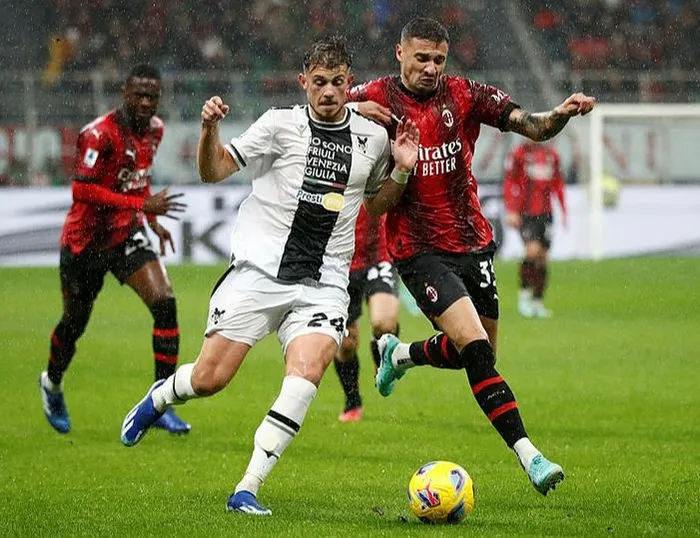 adim-adim-kadikoye-fenerbahce-milanin-bosnak-yildizi-rade-krunic-icin-ilk-adimi-atti-ilk-sizinle-gorusecegiz-1700691102195.jpeg Adım adım Kadıköy'e! Fenerbahçe Milan'ın Boşnak yıldızı Rade Krunic için ilk adımı attı: İlk sizinle görüşeceğiz-2