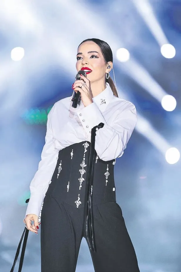 sahnede-cosku-1667166190379.jpeg Ünlü sanatçılar verdikleri konserlerle Cumhuriyet Bayramı coşkusunu sevenleriyle yaşadı-10