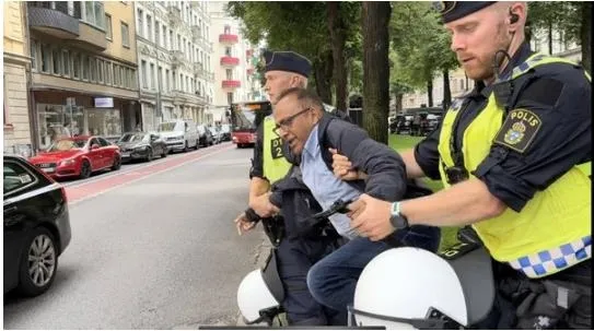 isvecte-kuran-i-kerim-yakilmasina-karsi-cikan-kalp-hastasi-pakistanliya-polis-mudahale-etti-1693249932714.jpeg İsveç'te Kur'an-ı Kerim yakılmasına karşı çıkan kalp hastası Pakistanlıya polis müdahale etti-3