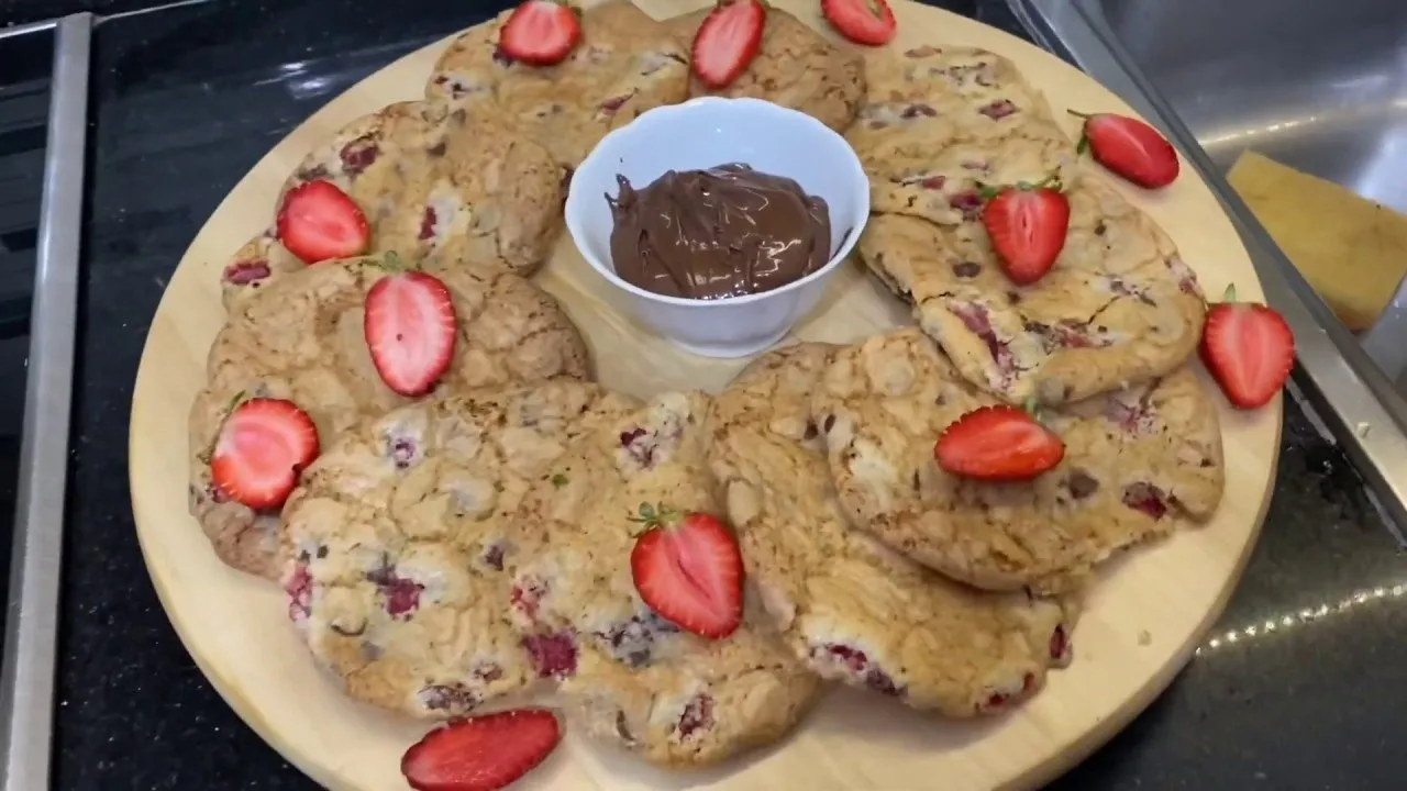 Çikolatalı çilekli kurabiye tarifi! Gelinim Mutfakta çikolatalı çilekli kurabiye nasıl yapılır? İşte malzemeler…