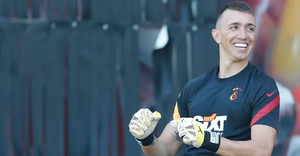 Galatasaraylı kaleci Fernando Muslera gençlere taş çıkartıyor! 2 ay önce bacağı kırıldı ama...
