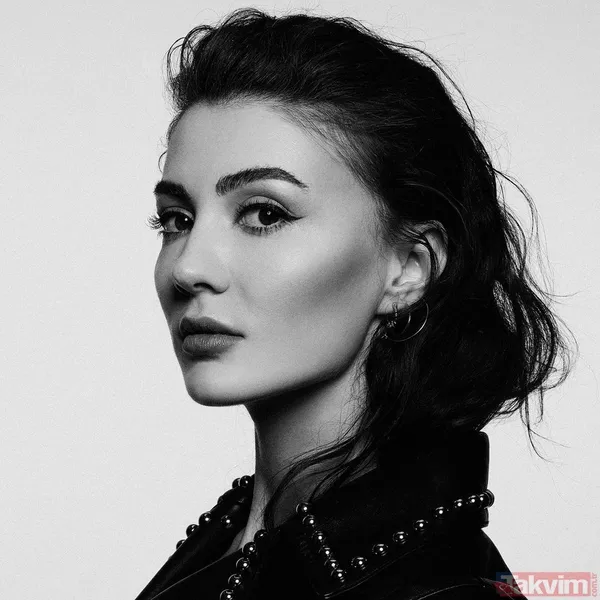 Burcu Özberk siyahlar içinde paylaştı! Süper mini elbisesiyle verdiği pozlar sosyal medyaya damga vurdu! Yine çok konuşuldu - 2