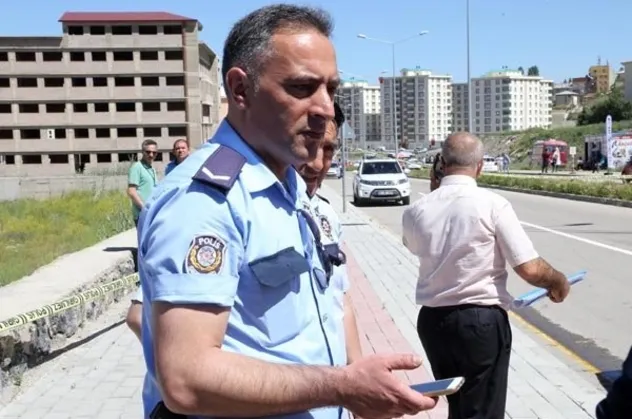 Polis memuru ne cevap vereceğini bilemedi