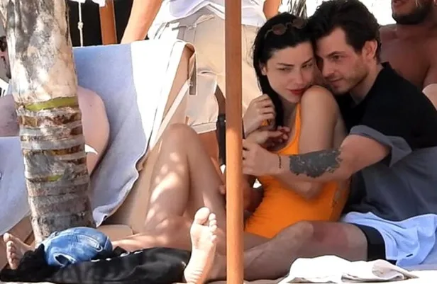 Merve Boluğur sevgilisi kim? Sevgilisi ile görüntülenen Merve Boluğur kaç yaşında?-3