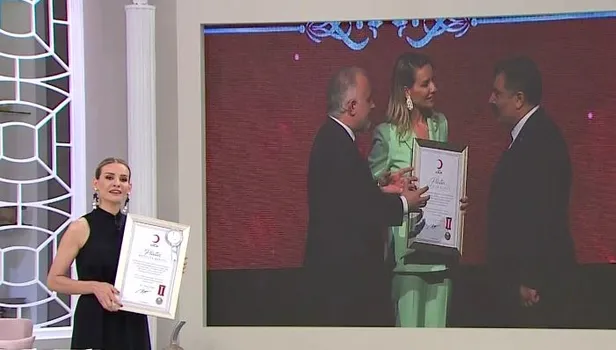Türk Kızılay’ından Esra Erol’a Platin Madalya! Esra Erol, 20.000’den fazla çocuğun yüzünü güldürdü!
