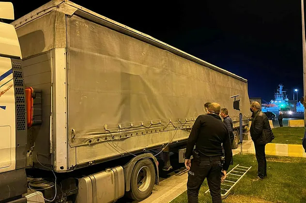 Çanakkale'de umuda yolculuk kısa sürdü! TIR dorsesinde yakalandılar