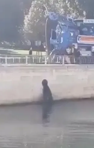 İBB çevreyi böyle kirletiyor! Vatandaş o anları saniye saniye çekti: Atık su Kağıthane deresine döküldü