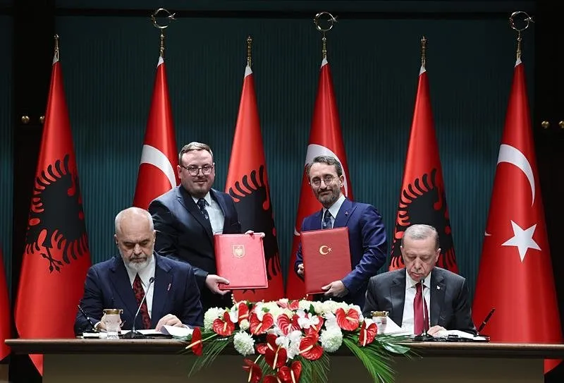 Başkan Erdoğan ve Rama'nın huzurunda, Cumhurbaşkanlığı İletişim Başkanlığı ile Arnavutluk Cumhuriyeti Medya Ve Enformasyon Ajansı Arasında Medya Ve İletişim Alanında İşbirliğine İlişkin Mutabakat Zaptı imzalandı. Türkiye adına anlaşmaya, Cumhurbaşkanlığı İletişim Başkanı Fahrettin Altun imza attı. 