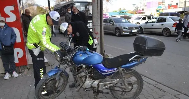 Ehliyetsiz ve plakasız motosiklet kullanırken trafik polisine yakalanan sürücüye motosikletin değeri kadar para cezası kesildi: 11 bin 645 lira