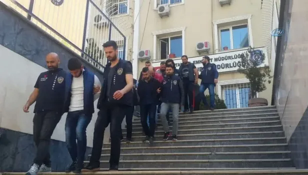 Motosikletli kuryeleri otomobille devirerek gasp eden çete çökertildi