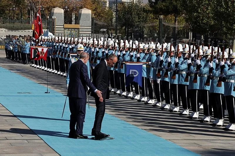 Başkan Erdoğan, Almanya Başbakanı Merz'i resmi törenle karşıladı. (Reuters)