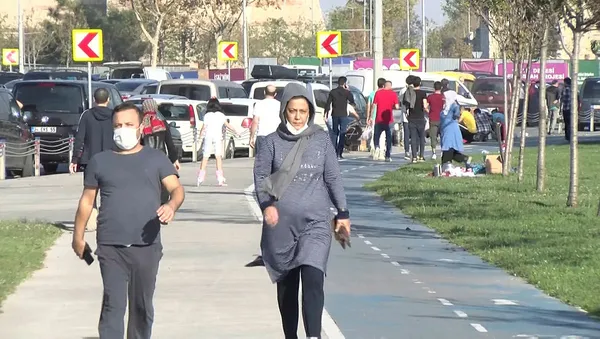 1602425315430.jpg Güneşli havayı gören İstanbullu parklara akın etti-1