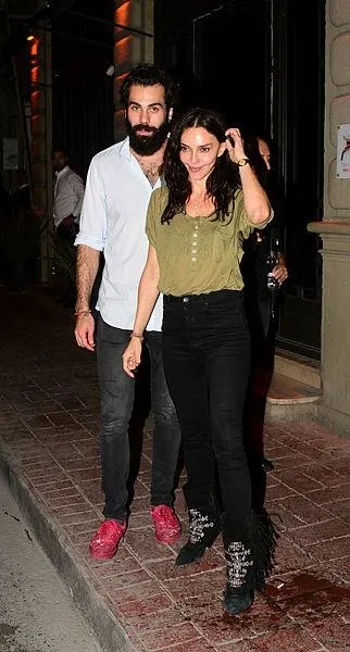 Hande Ataizi, sevgilisi Dinç Aydoğdu'nun ailesine girdi