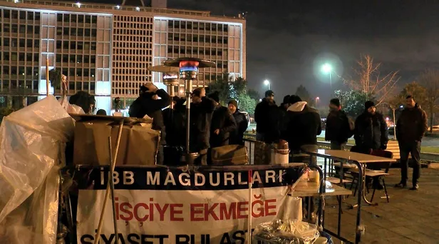 İmamoğlu'nun işten attığı işçiler yeni yıla İBB binası önünde girdiler: "Bu zulme son verin!"-1