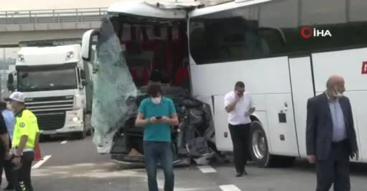 TEM Otoyolunda korkunç kaza! 2 yolcu otobüsü çarpıştı