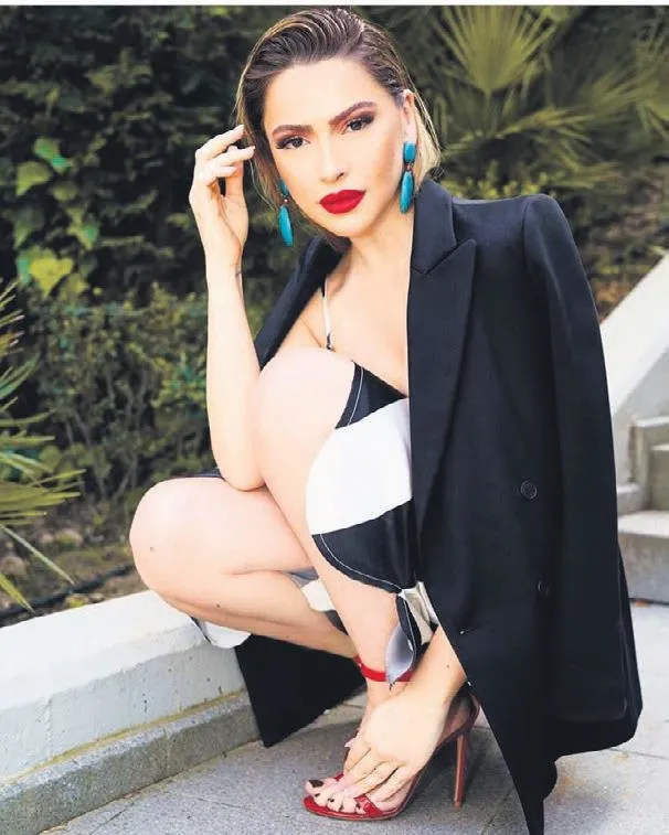 guclu-hadise-1589926110704.jpeg Hadise yine olay yarattı! 'Güçlü kadın' paylaşımına beğeni yağdı-1