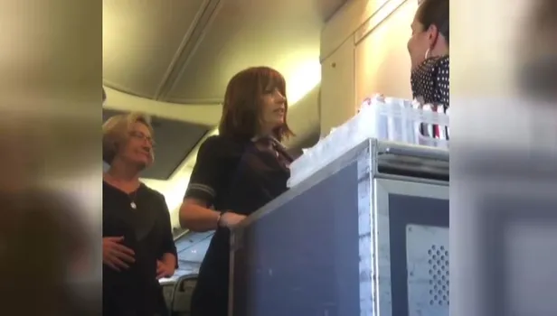 Uçak tuvaletinde şoke eden rezalet! Ünlü sporcu Stafford Slick o anları cep telefonu kamerasıyla kaydetti (Video)