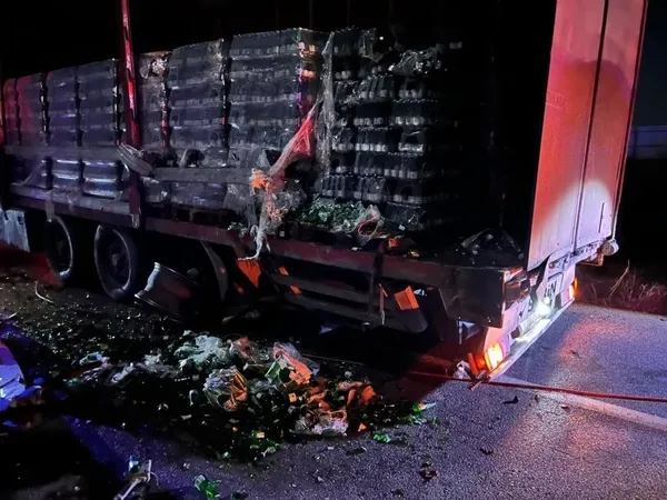 gece-yarisi-feci-kaza-lastik-tamiri-sirasinda-2-kisi-hayatini-kaybetti-1670468929910.jpeg Gece yarısı feci kaza: Lastik tamiri sırasında 2 kişi hayatını kaybetti-2