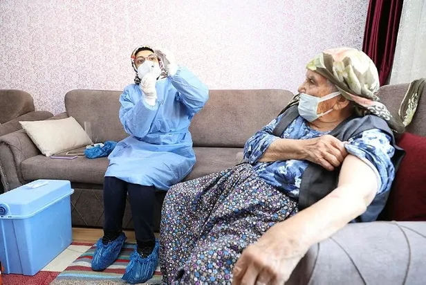 Avrupa’da son tercih Türkiye’de baş tacı: 90 yaş ve üzeri vatandaşlar için evde aşılama başladı-3