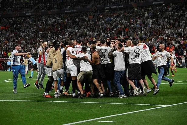 uefa-avrupa-liginde-sevilla-firtinasi-7-kez-kupayi-kazandilar-1685571589140.jpeg UEFA Avrupa Ligi'nde Sevilla fırtınası! Roma'yı devirdiler, 7. kez kupayı kazandılar-3