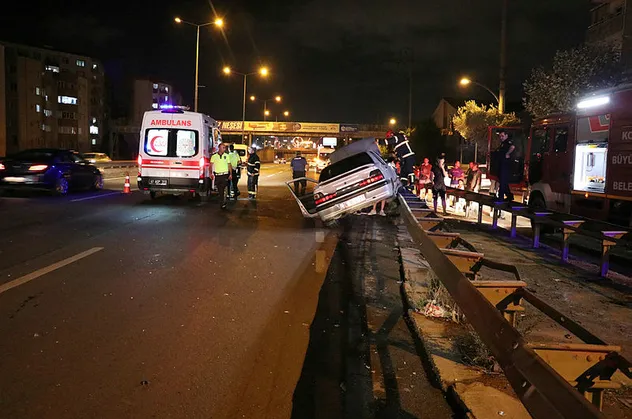 Önce işçi minibüsüne çarptı ardından bariyerlere girdi! Yer: Kocaeli