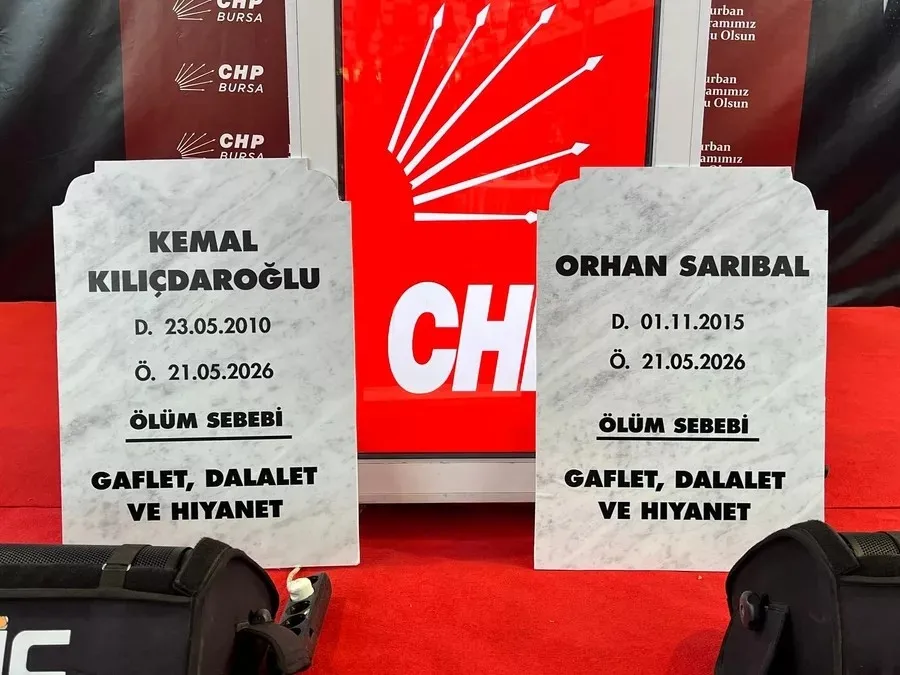 olum-sebebi-gaflet-ve-dalalet-kemal-kilicdaroglunun-mezar-tasini-diktiler-1779818062353.jpeg Ölüm sebebi gaflet ve dalalet! Kemal Kılıçdaroğlu'nun mezar taşını diktiler: CHP Bursa İl Örgütü'nden protesto-4
