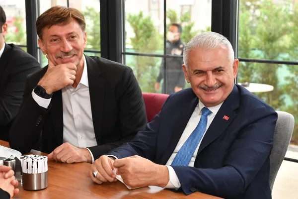 binali-yildirim-kendisine-ne-is-yapiyorsun-diye-soran-anaokulu-ogrencisine-is-ariyorum-dedi-1633693437244.jpg Binali Yıldırım, kendisine "Ne iş yapıyorsun?" diye soran anaokulu öğrencisine "İş arıyorum" dedi-6