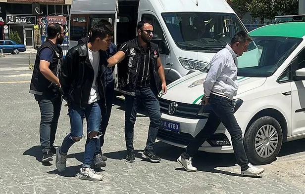 kutahyada-uyusturucu-saticilarina-yonelik-temizlik-operasyonu-gozaltilar-var-1659183161161.jpeg Kütahya'da uyuşturucu satıcılarına yönelik 'Temizlik' operasyonu! Gözaltılar var-2