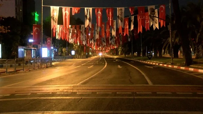 İstanbul'da 29 Ekim kutlamaları nedeniyle bazı yollar trafiğe kapatıldı-5