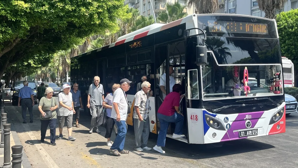 Adana’da 45 dereceyi bulan bunaltıcı sıcaklarda toplu taşıma klimaları açılmıyor, vatandaşlar isyanda!
