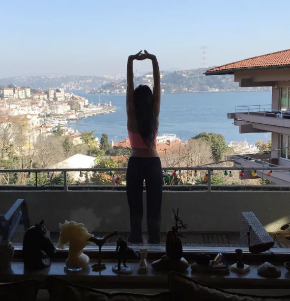 Denizin üstündeki evinde temizliği de kendi yapıyor!-14