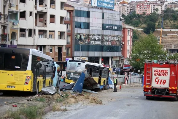 iett-otobusu-metro-insaatina-carparak-durabildi-1623136576459.jpg İETT otobüsü metro inşaatına çarparak durabildi-4
