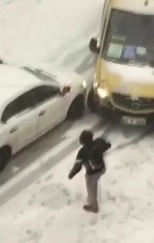 Son dakika: İstanbul Esenyurt'ta kar yağışı sebebi ile kayan yolcu minibüsü kaza yaptı! Kaza anı kamerada