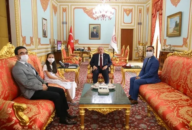 Beşinci sınıf öğrencisi Feza Naz Yoğun Milli Dayanışma Kampanyası için "hatıra paralarını" bağışladı-2