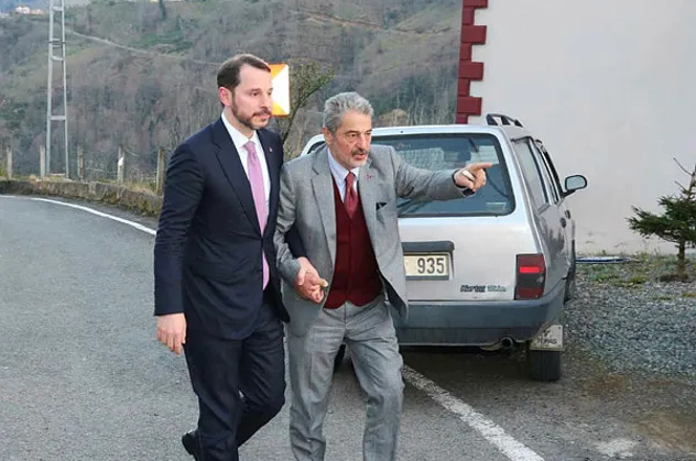 Bakan Berat Albayrak babası Sadık Albayrak ile aile mezarlığını ziyaret edip dua etti