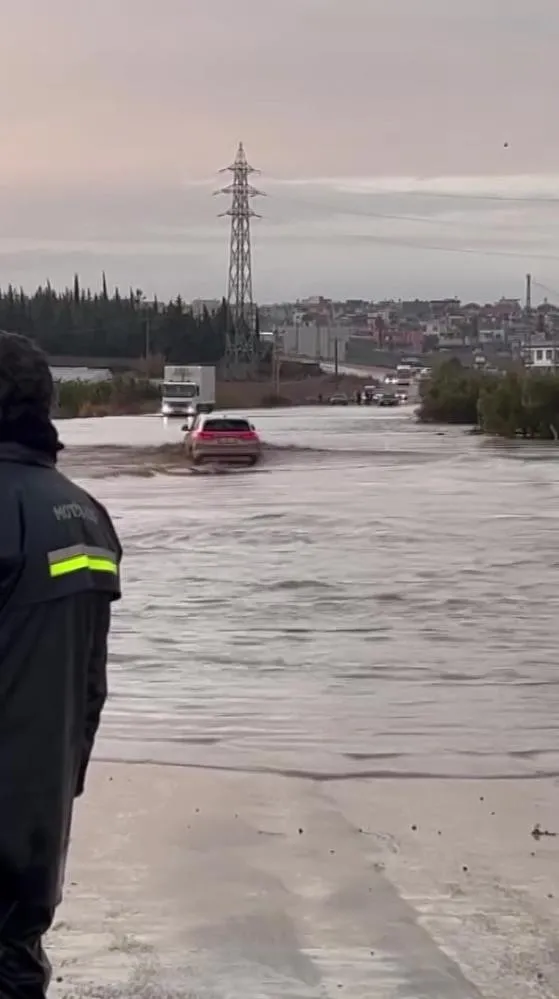 araclarin-gecmekte-zorlandigi-yerde-togg-farki-suyun-icinde-boyle-ilerledi-1769897403480.jpeg Araçların geçmekte zorlandığı yerde TOGG farkını koydu! Suyun içinde böyle ilerledi-3