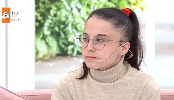 4-yillik-esini-cici-anne-bulup-terk-eden-kezbandan-akilalmaz-iddia-esra-eroldaki-baska-bir-konukla-aldatildigi-1668453842023.jpg 4 yıllık eşini 'cici anne' bulup terk eden Kezban’dan akılalmaz iddia! Esra Erol’daki başka bir konukla aldatıldığını söyledi! Stüdyo karıştı-6