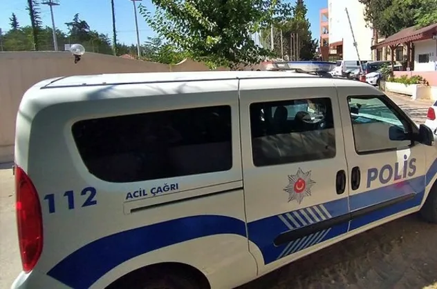 Adana'da bir polis memuru tabancasını temizlerken göğsünden vuruldu