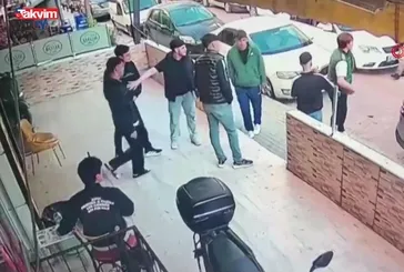 Avcılar’da bıçaklı kavga kamerada: 2 yaralı