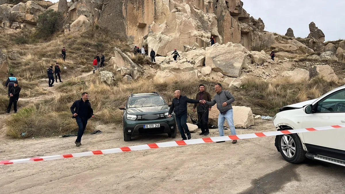kapadokya-goreme-acik-hava-muzesi-girisinde-peribacasi-coktu-yaralilar-var-2-kisi-hayatini-kaybetti-1793280382106.jpg Kapadokya'da peribacası çöktü: 2 ölü, 5 yaralı! Soruşturma başlatıldı-3