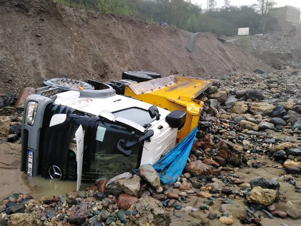 giresunda-sel-5-askerin-sehit-oldugu-yolun-santiyesi-de-sular-altinda-kaldi-1604655187819.jpg Giresun'da sel: 5 askerin şehit olduğu yolun şantiyesi de sular altında kaldı-3