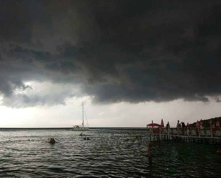 Hava bir anda karardı!